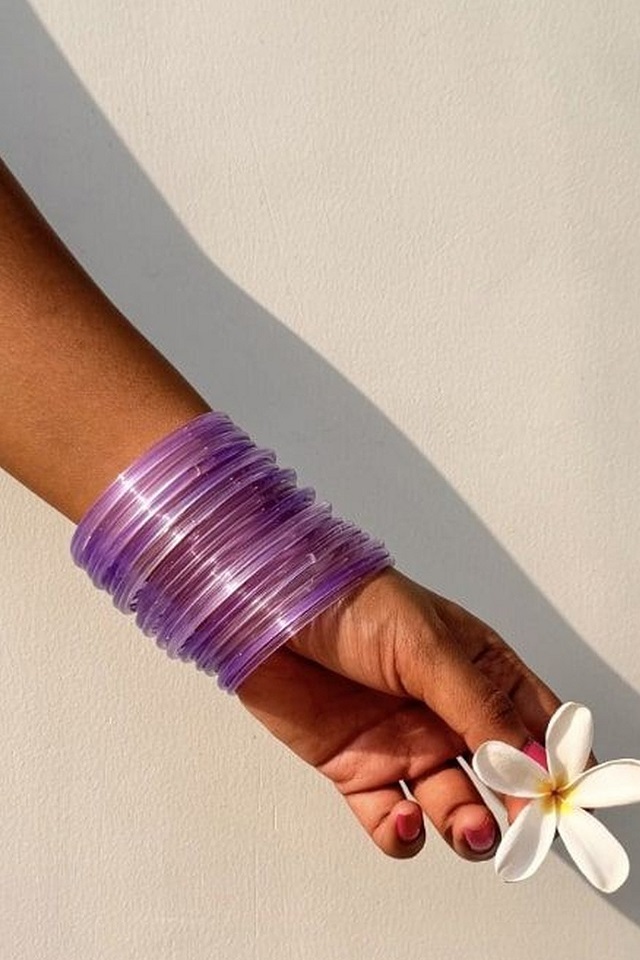 बैंगनी रंग की कांच की चूड़िया