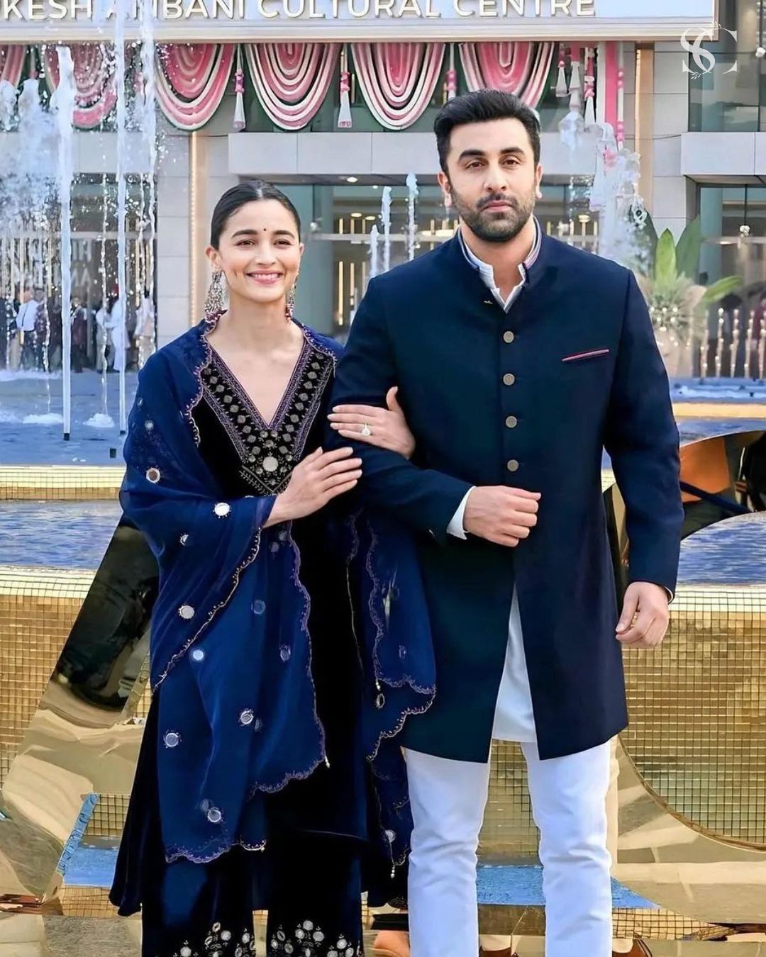 नीता अंबानी के कल्चरल सेंटर में आईओसी की ओपनिंग सेरेमनी में आलिया भट्ट भी वेलवेट ब्लू कलर का एक कश्मीरी स्टाइल सूट पहनकर आई थी जिसमें आलिया की लुक को बहुत पसंद किया गया था