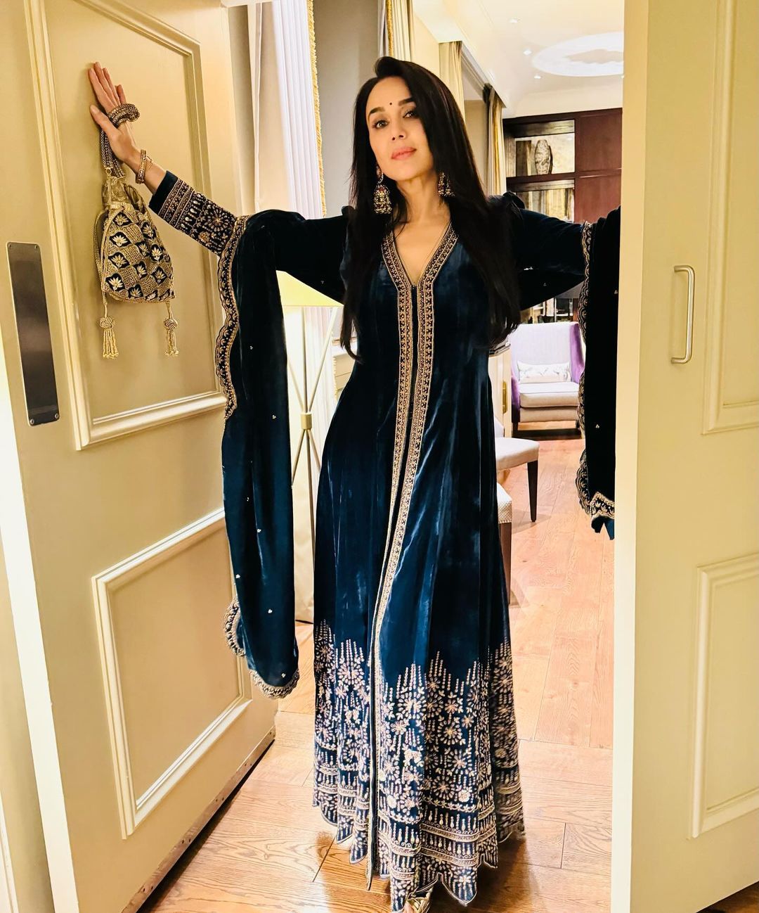 दीवाली फेस्टिव के मौके पर प्रीति जिंटा के पिकॉक ब्लू सिल्क वेलवेट का अनारकली सूट पहना था। जिस पर खूबसूरत वर्क था। फ्लॉर लैंथ सूट पूरा हैवी कढ़ाई से कवर था। इसके साथ उन्होंने मैचिंग हैवी दुपट्टा कैरी किया था।