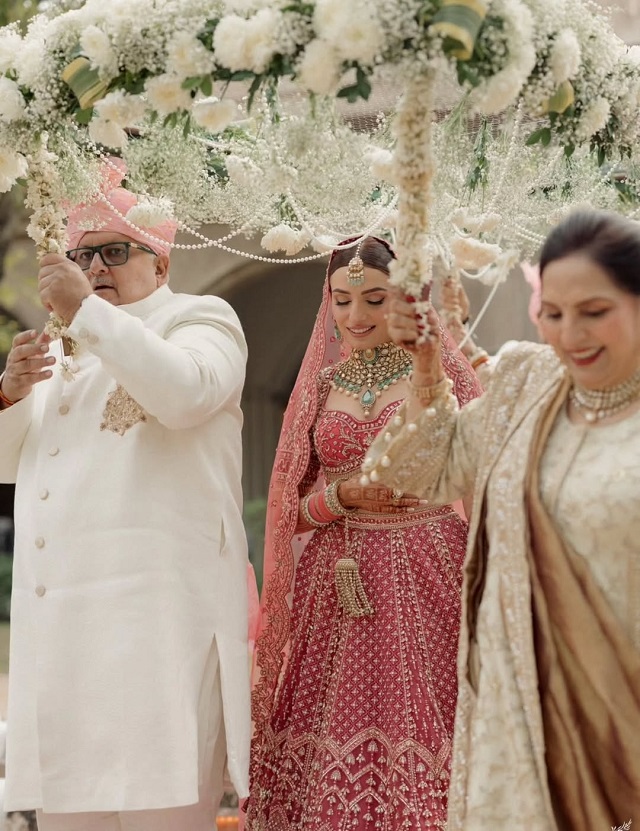 लाल चूड़ा और लहंगे में दिखी रॉयल ब्राइड