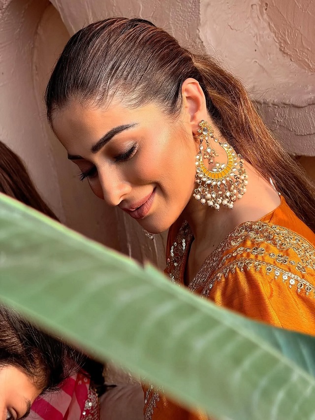 लक्ष्मी राय ने शेयर की मेहंदी की तस्वीरें