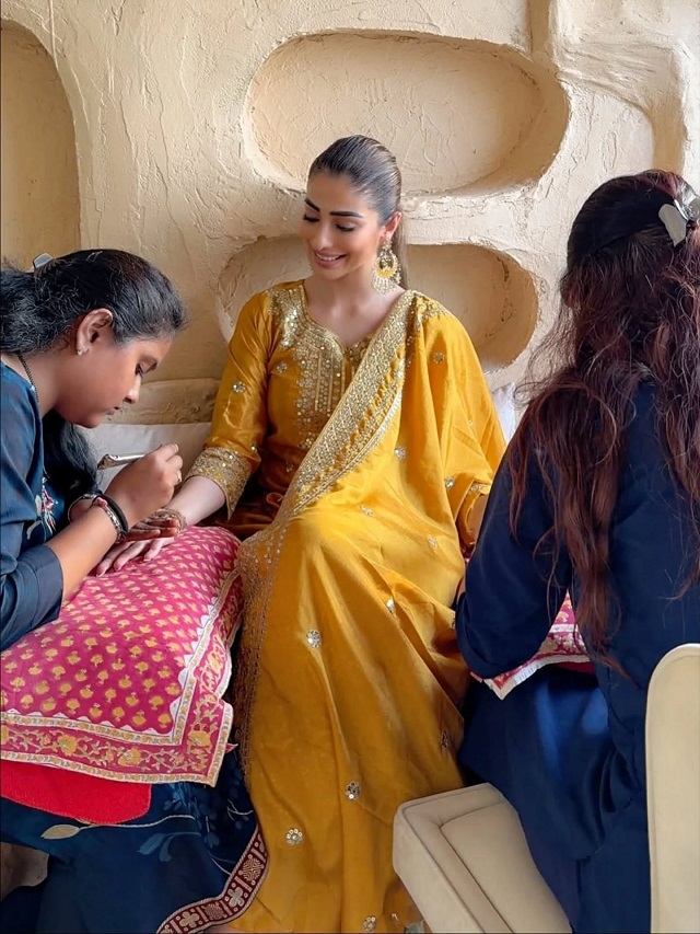 लक्ष्मी राय ने दिया खूबसूरत मेहंदी पोज़