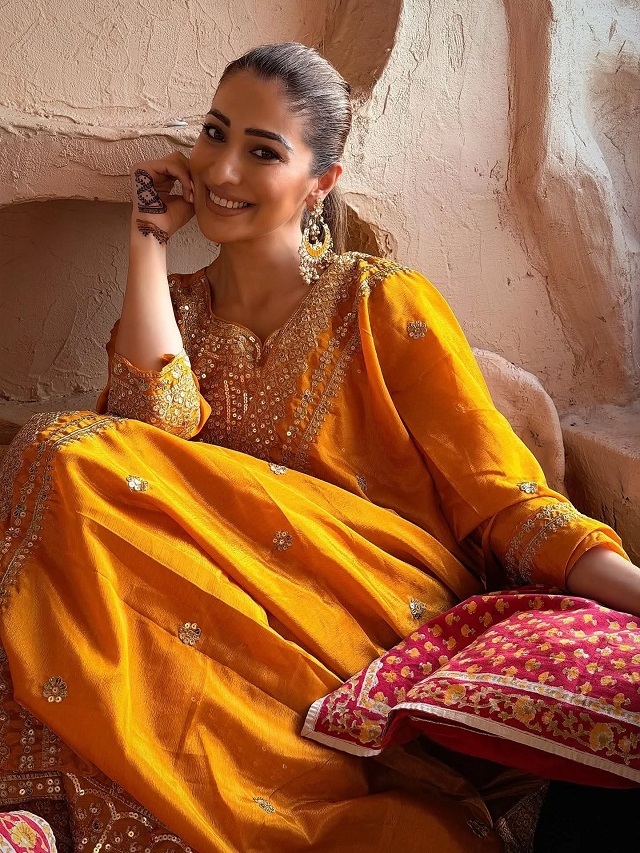 मेहंदी में दिखीं लक्ष्मी राय बेहद प्यारी