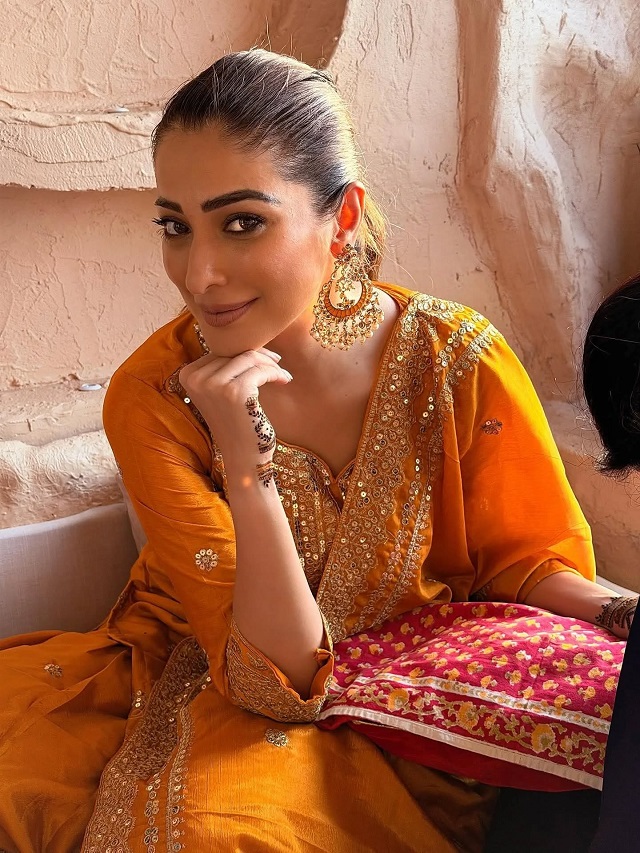 लक्ष्मी राय ने करवाचौथ पर लुक मारा