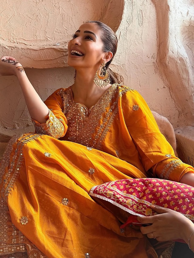 ऑरेंज सूट में लक्ष्मी राय का ग्लैमरस अंदाज