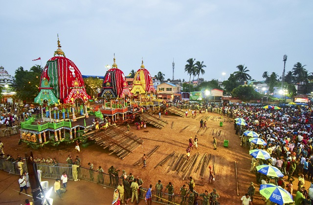 ‘पहांडी' से पूर्व मंदिर के गर्भगृह से मुख्य देवों के बाहर आने से पहले ‘मंगला आरती' और ‘मैलम' जैसे कई पारंपरिक अनुष्ठान किए गए।