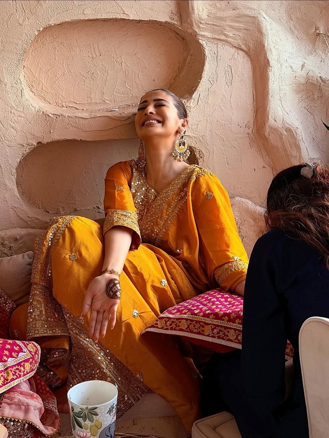 करवाचौथ पर लक्ष्मी राय की खूबसूरत तस्वीरें