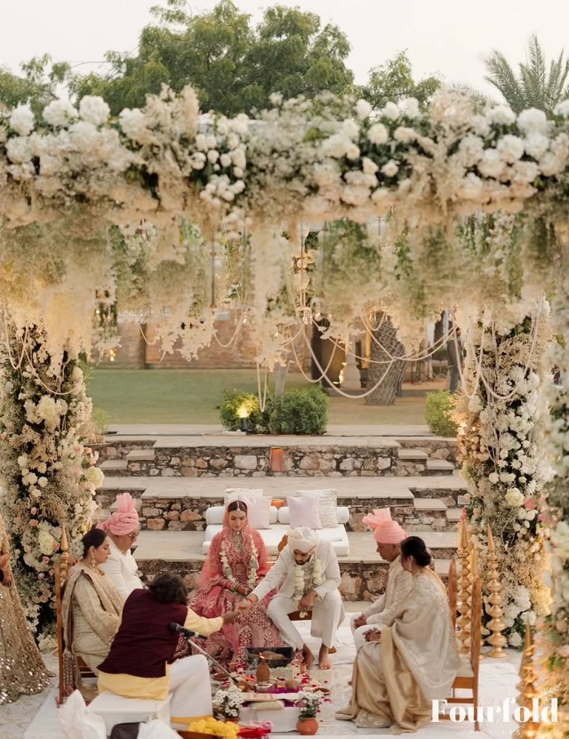 विनय संग सात फेरे लेते दिखे कपल