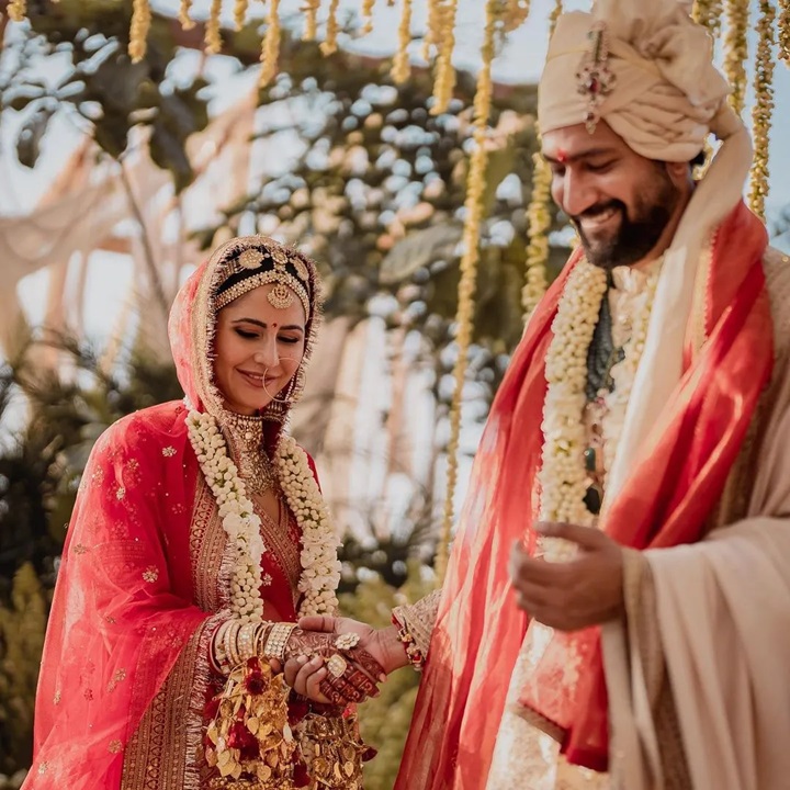 कटरीना कैफ के ब्राइडल लहंगे के साथ सोने की कढ़ाई वाला एक शानदार ब्लाउज था।