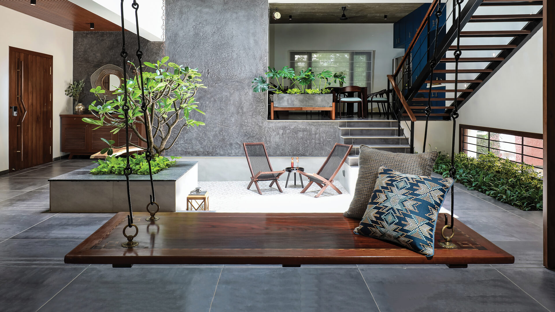 वहीं घर के दक्षिण दिशा में आंगन होने से घर की महिलाएं अक्सर बीमार रहती है। इस दिशा में बना आंगन आपको आर्थिक परेशानियों में भी डाल सकता हैं।