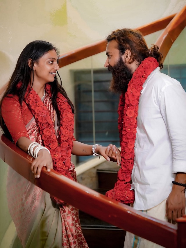 कुंभ मेले से लेकर शादी तक मोनालिसा का सफर वायरल हुआ