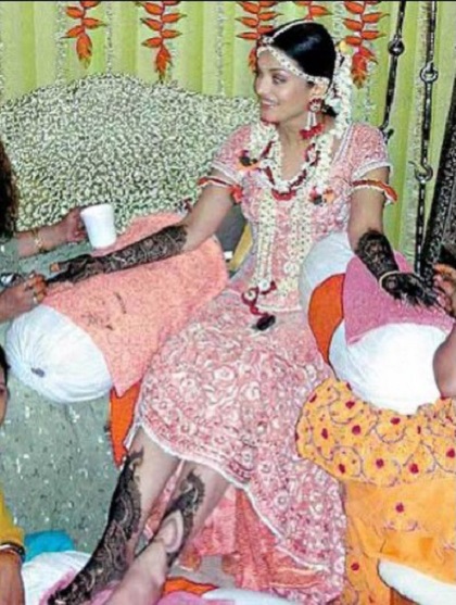 ऐश्वर्या के हाथों में लगी अभिषेक बच्चन नाम की मेंहदी