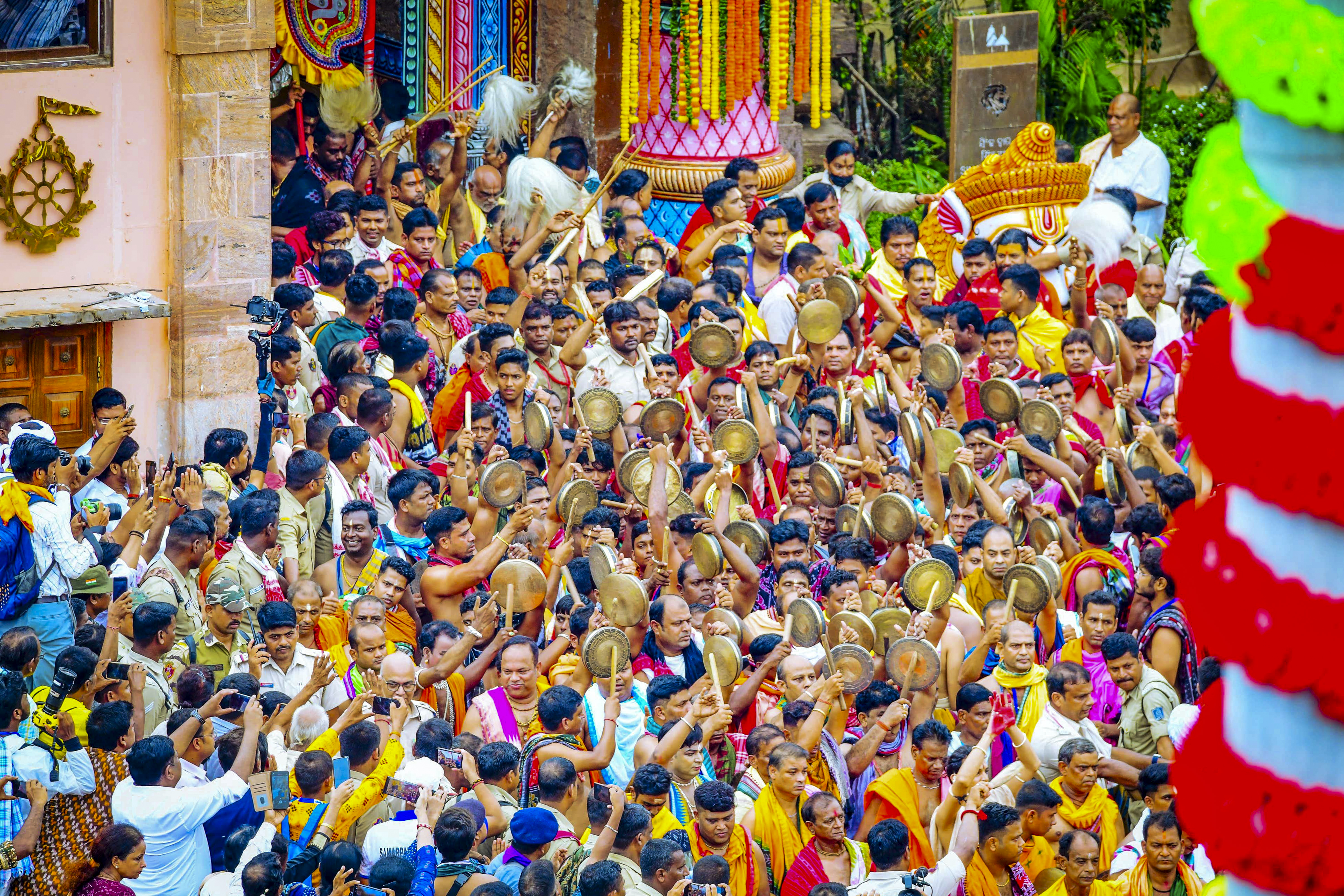 भगवान बलभद्र, देवी सुभद्रा और भगवान जगन्नाथ के रथ अपने गंतव्य गुंडिचा मंदिर पहुंच गए