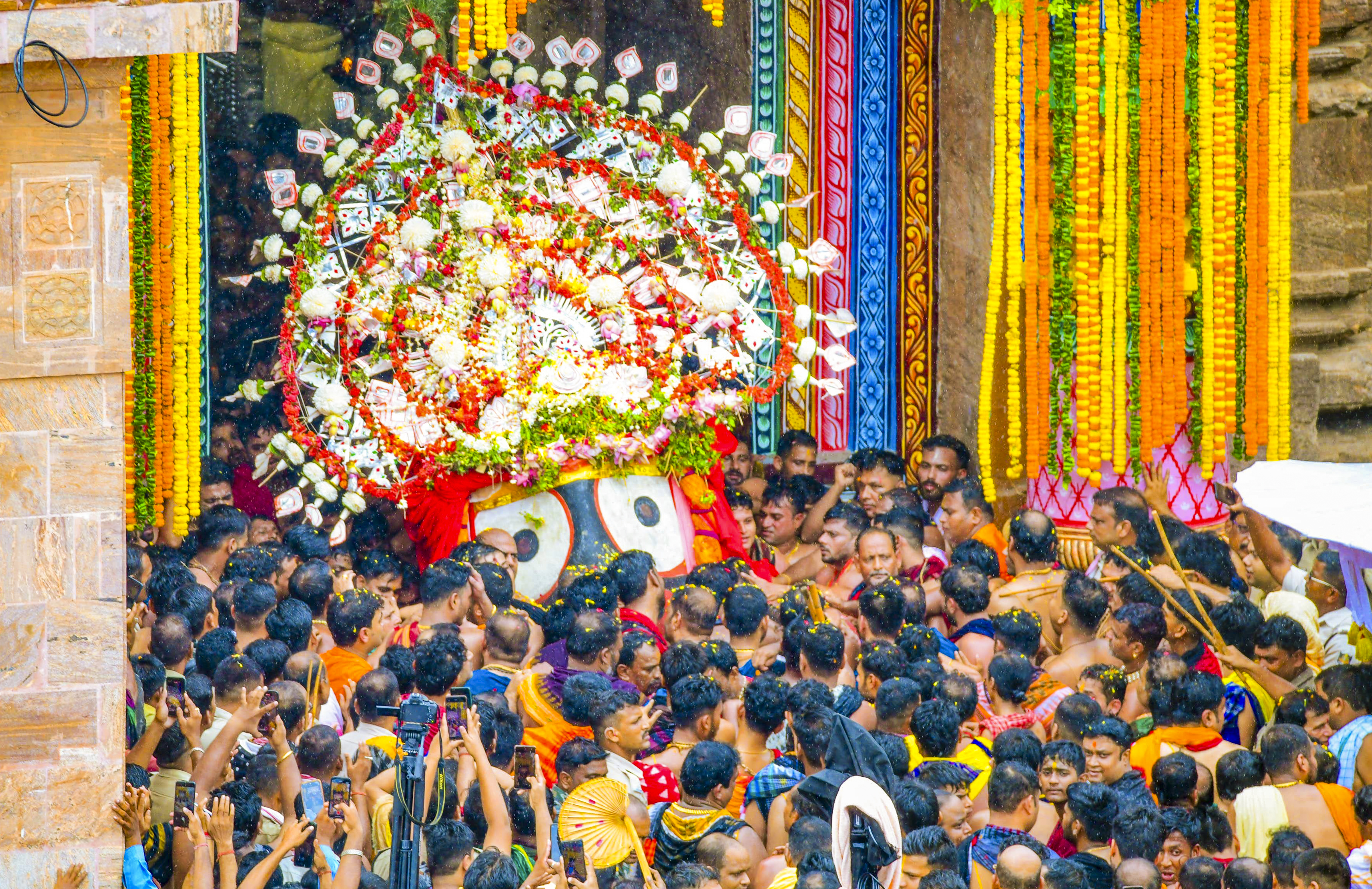 परंपरा के अनुसार, सबसे आगे ‘तालध्वज' रहता है, उसके बाद देवी सुभद्रा का रथ ‘दर्पदलन' और भगवान जगन्नाथ का रथ ‘नंदीघोष' रहता है।