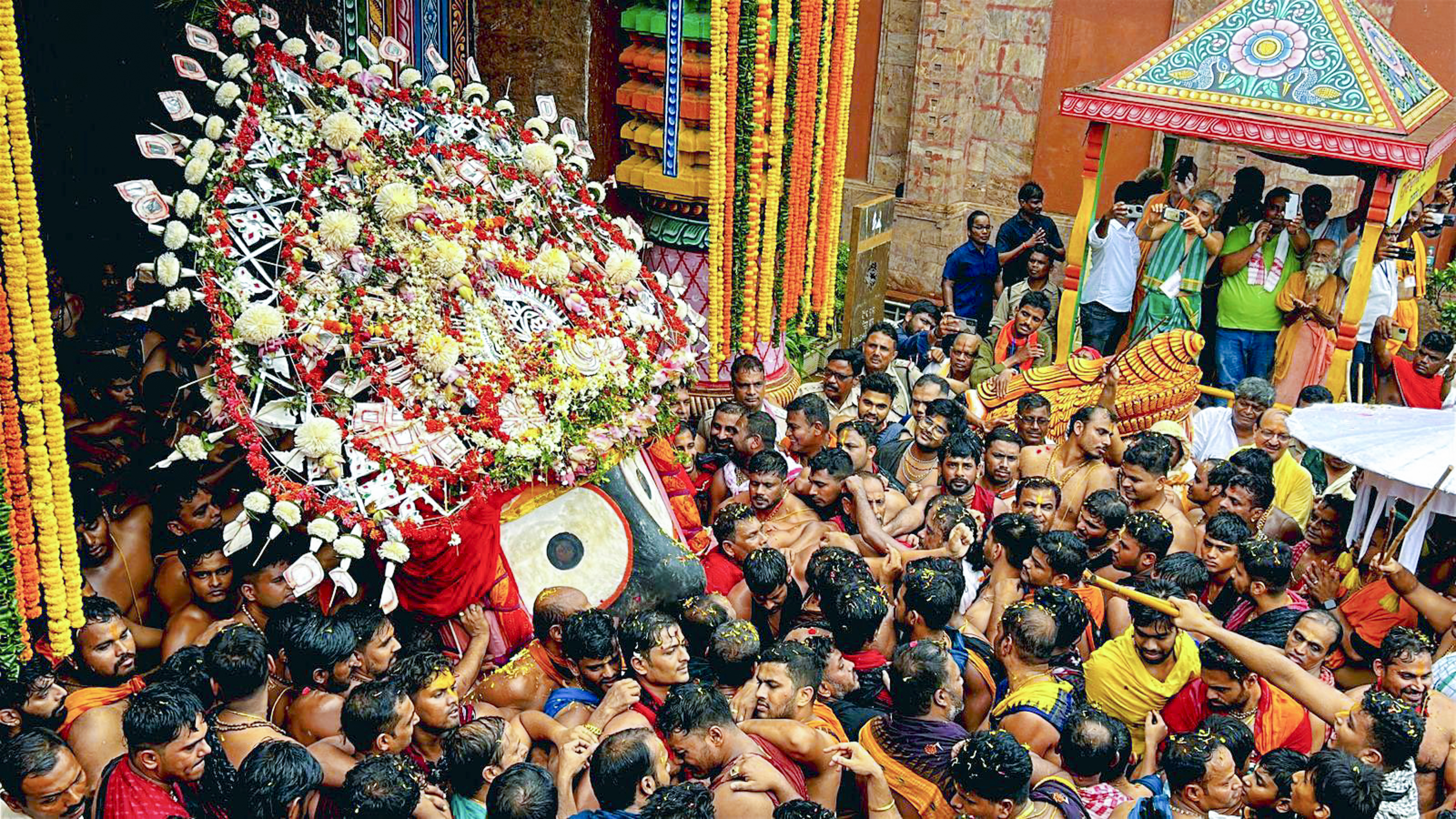 औपचारिक शोभायात्रा के बाद देवताओं को रविवार को मंदिर के अंदर ले जाया जाएगा।