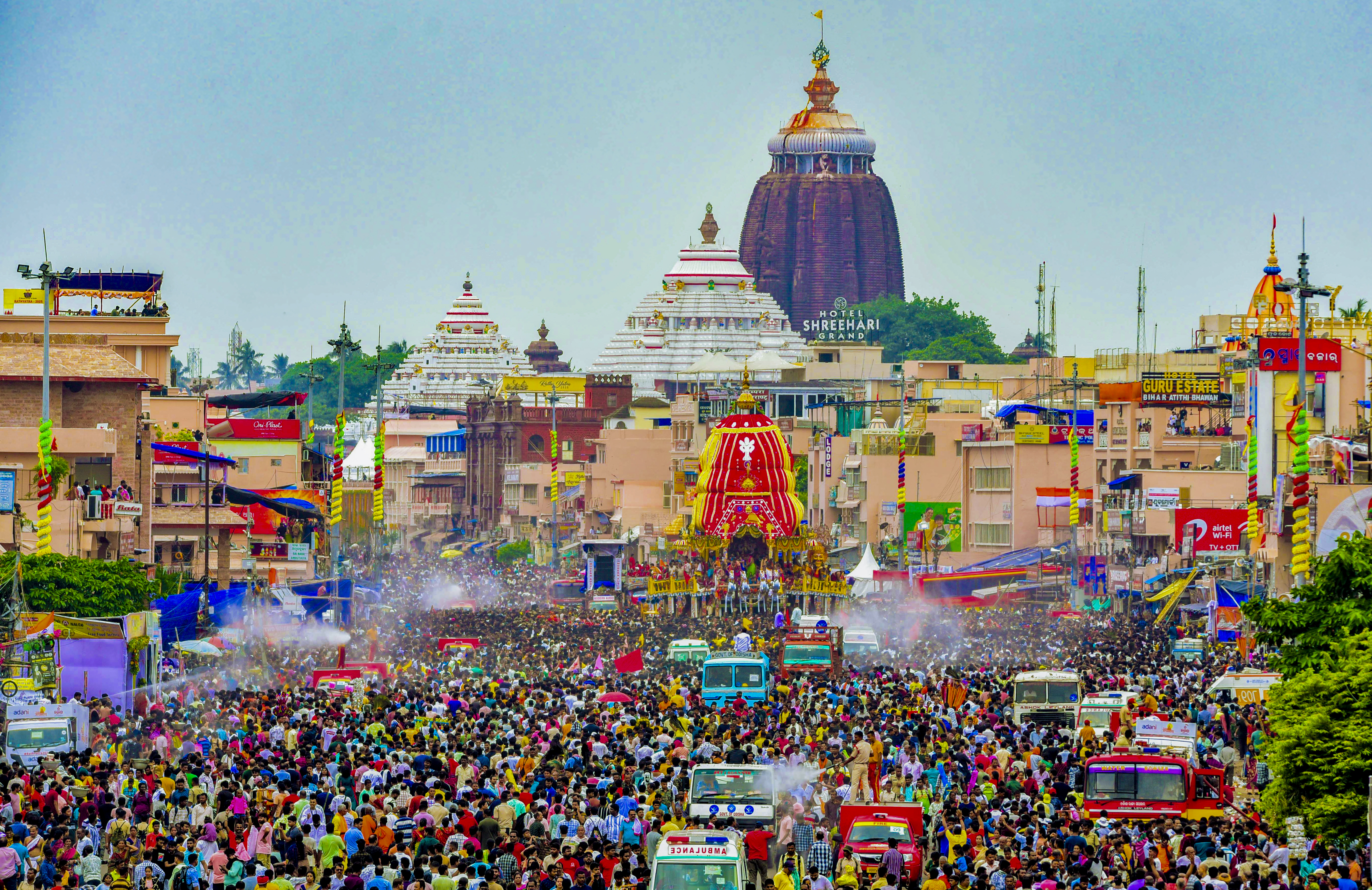 वार्षिक रथ यात्रा में लगभग 10 लाख श्रद्धालुओं ने हिस्सा लिया था और लगभग पांच लाख श्रद्धालु शनिवार को पुरी में मौजूद थे।