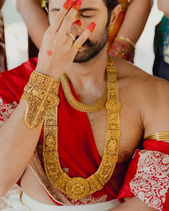 परिवार और करीबी दोस्तों की मौजूदगी में हुई शादी