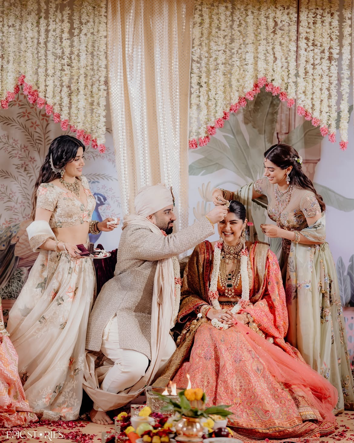 उन्होंने हल्के गुलाबी रंग का खूबसूरत लहंगा पहना, जिसके साथ मिनिमल ज्वेलरी और एलिगेंट मेकअप ने उनके लुक में चार चांद लगा दिए।