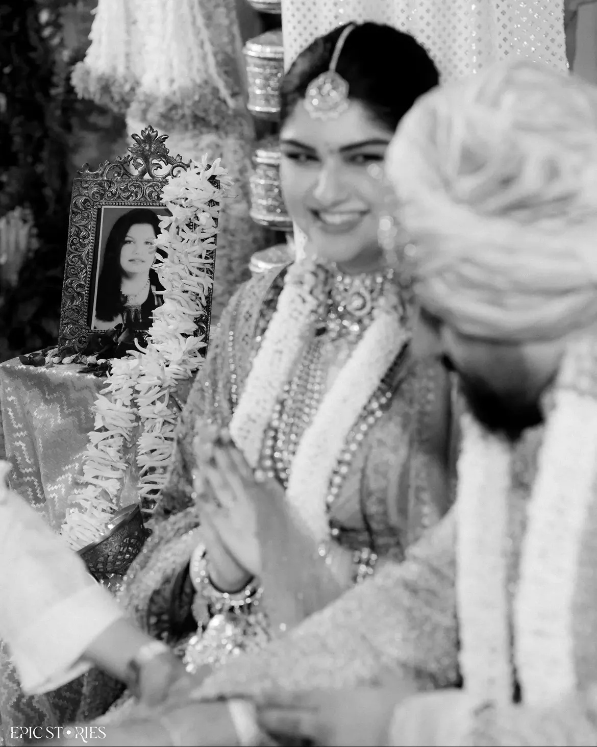 वहीं दूल्हे राजा रोहन ठक्कर ऑफ-व्हाइट शेरवानी में बेहद हैंडसम दिखे