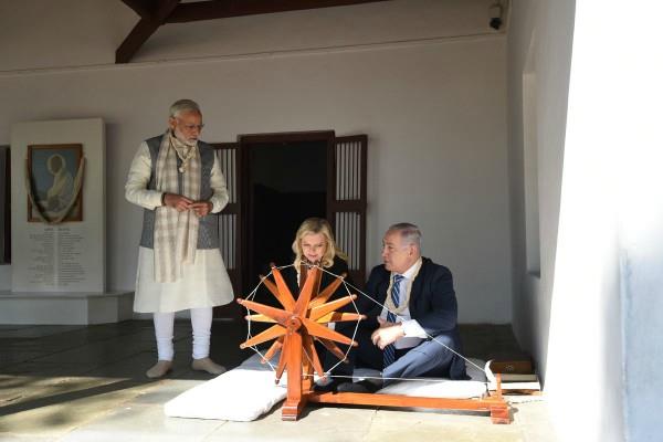 साबरमती आश्रम पहुंच नेतन्याहू-मोदी ने दी बापू को श्रद्धांजलि, चलाया चरखा साबरमती आश्रम पहुंच नेतन्याहू-मोदी ने दी बापू को श्रद्धांजलि, चलाया चरखा