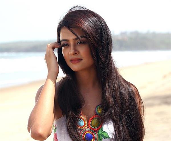 surveen chawla share her feeling on kathua case surveen chawla share her feeling on kathua case