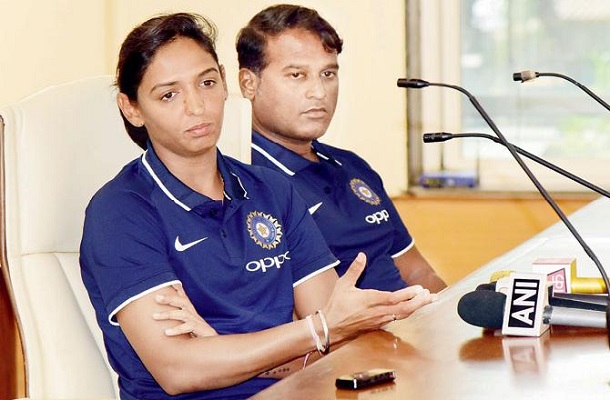 harmanpreet and powar image