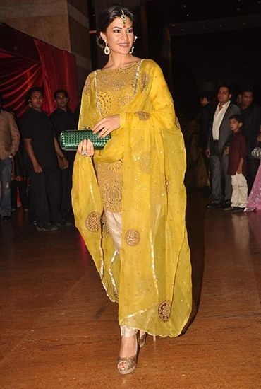 PunjabKesari, मस्टर्ड कलर आउटफिट इमेज