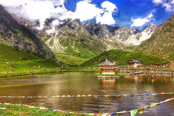 यहां 'टोपी' तय करती है आपकी तकदीर, जानिए पवित्र झील के बीच बसे इस मंदिर की खासियत (PICS) - here hat decides your destiny-mobile