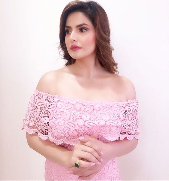 Bollywood Tadka,जरीन खान इमेज, पूर्व मैनेजर अंजली अथ इमेज, खार पुलिस स्टेशन इमेज,