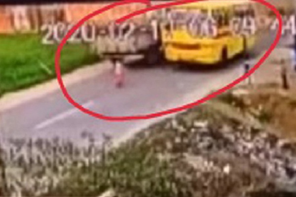 PunjabKesari, child running behind trolley came under school bus, died