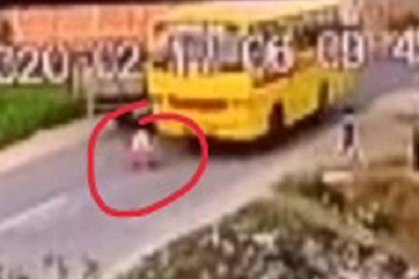 PunjabKesari, child running behind trolley came under school bus, died