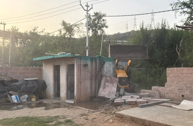 PunjabKesari, Bulldozer action in Raika Bandi Narwal Jammu