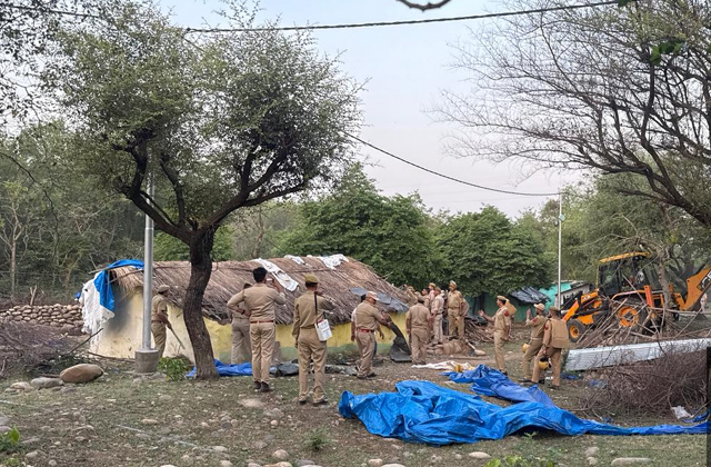 PunjabKesari, Bulldozer action in Raika Bandi Narwal Jammu