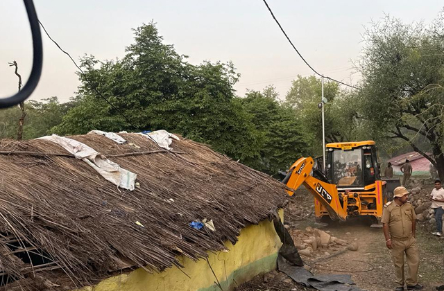 PunjabKesari, Bulldozer action in Raika Bandi Narwal Jammu