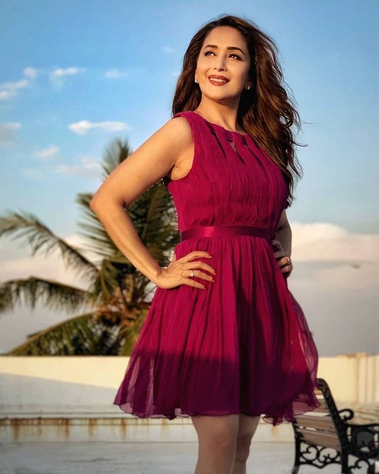 madhuri dixit in short dress 53 की माधुरी ने शॉर्ट ड्रेस में शेयर की तस्वीर,फैंस बोले-''आज भी सारा आलिया  से बेहतर''