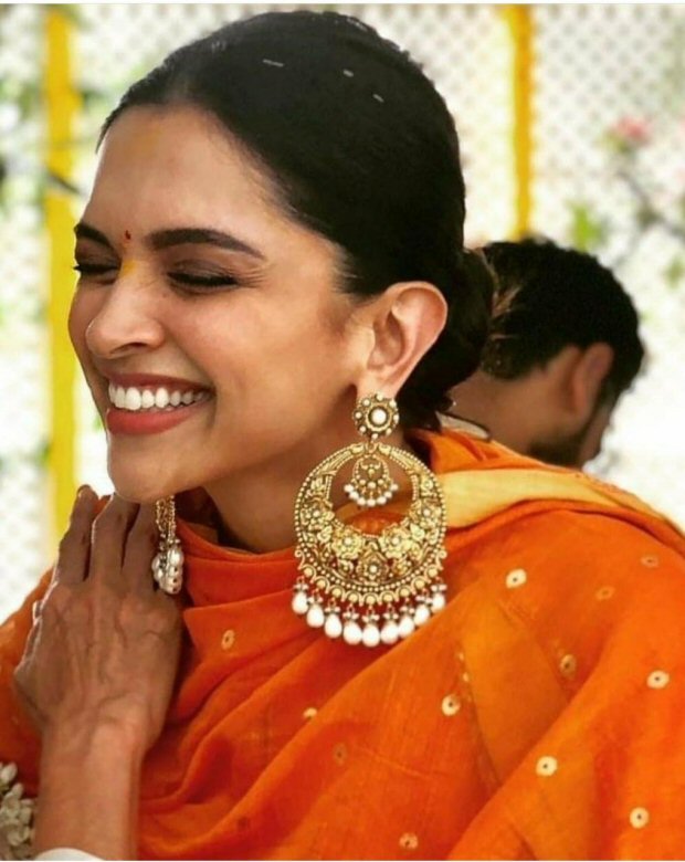PunjabKesari, ओवरसाइज्ड ईयररिंग्स इमेज,Deepika Padukone oversized earrings Image, Deepveer Wedding image