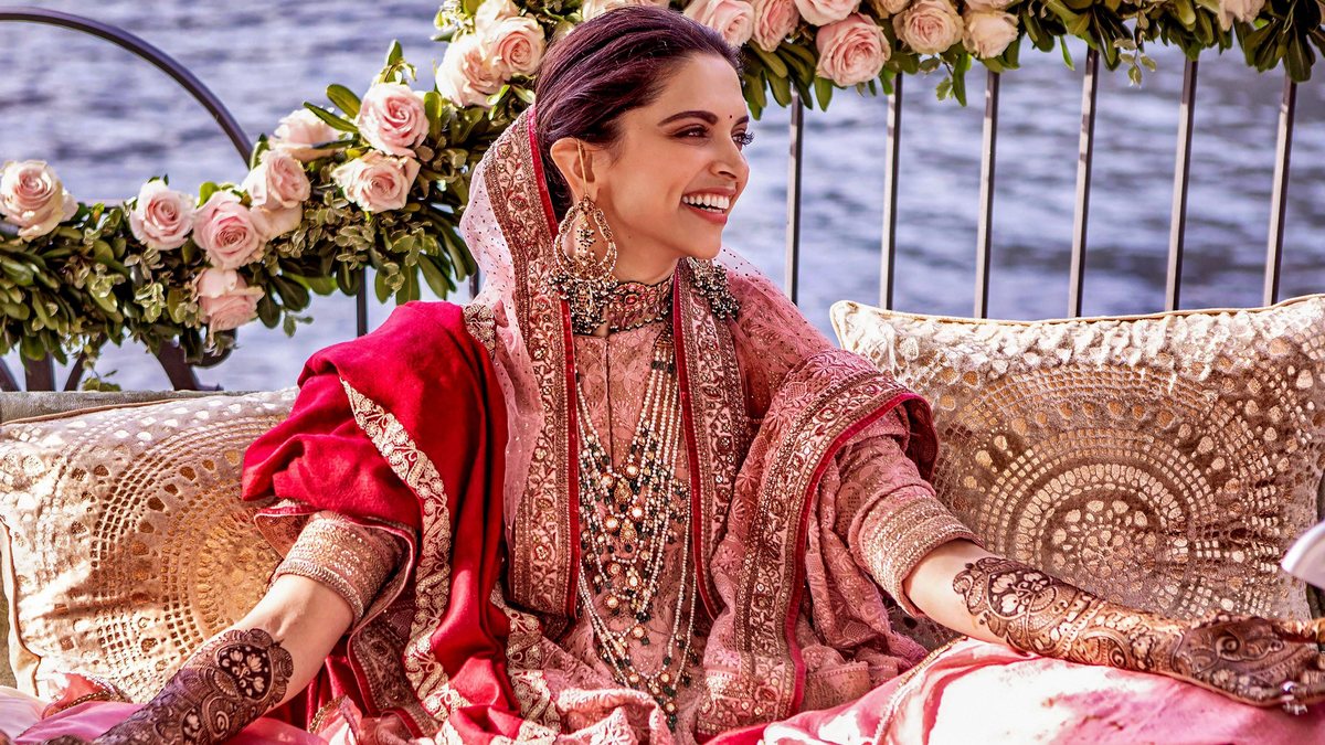 PunjabKesari, ओवरसाइज्ड ईयररिंग्स  इमेज,Deepika Padukone oversized earrings Image, Deepveer Wedding image