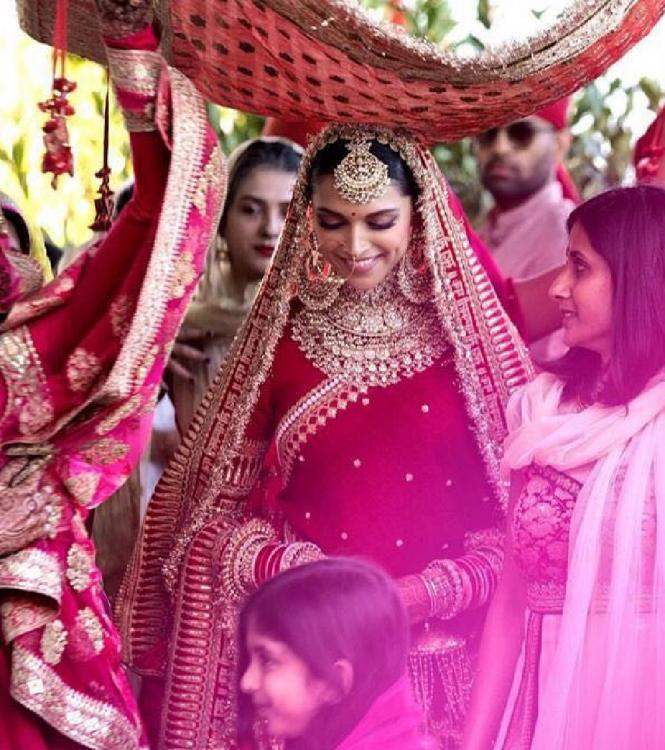 PunjabKesari, ओवरसाइज्ड ईयररिंग्स इमेज,Deepika Padukone oversized earrings Image, Deepveer Wedding image
