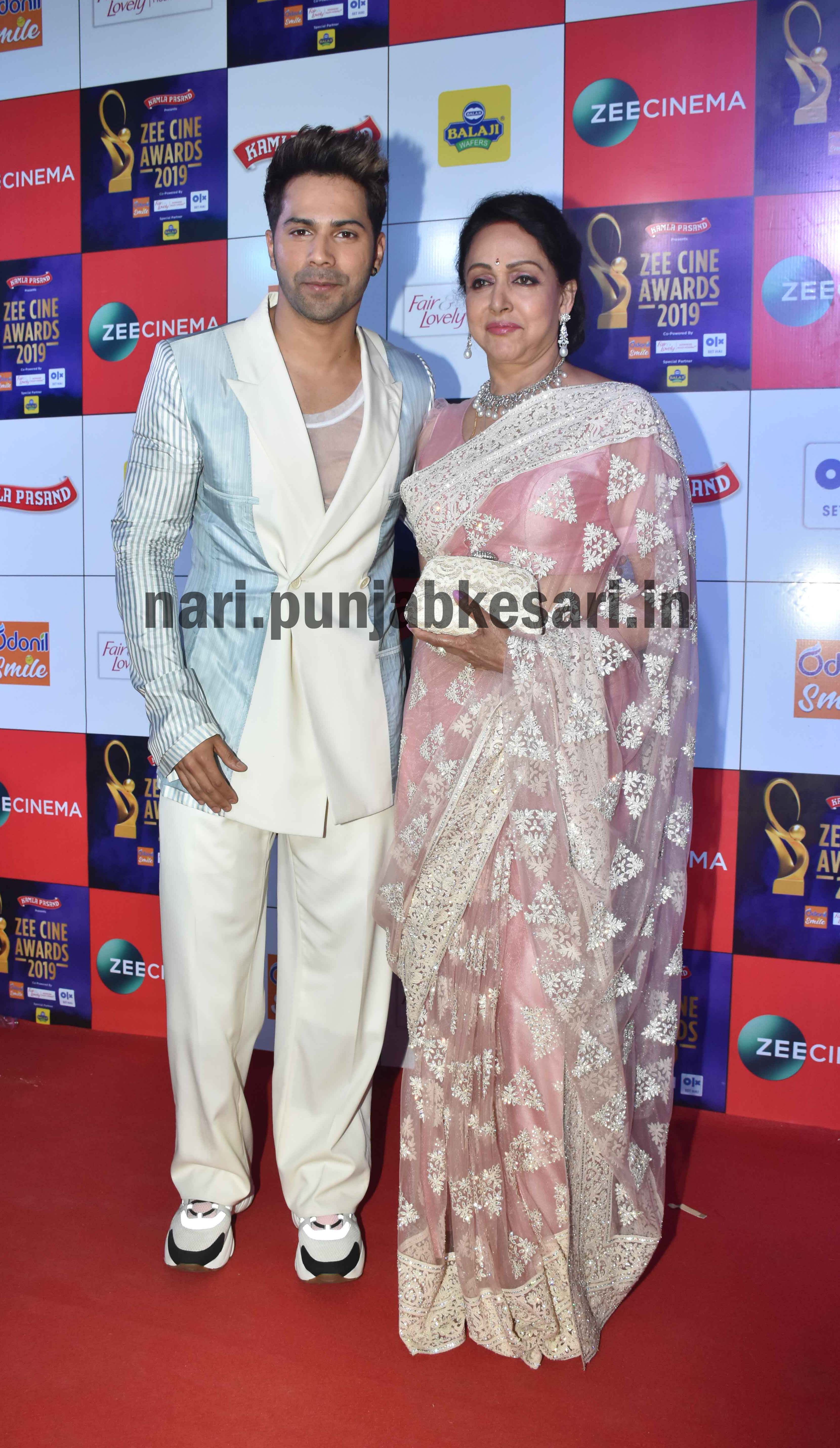 PunjabKesari, hema malini with varun dhawan