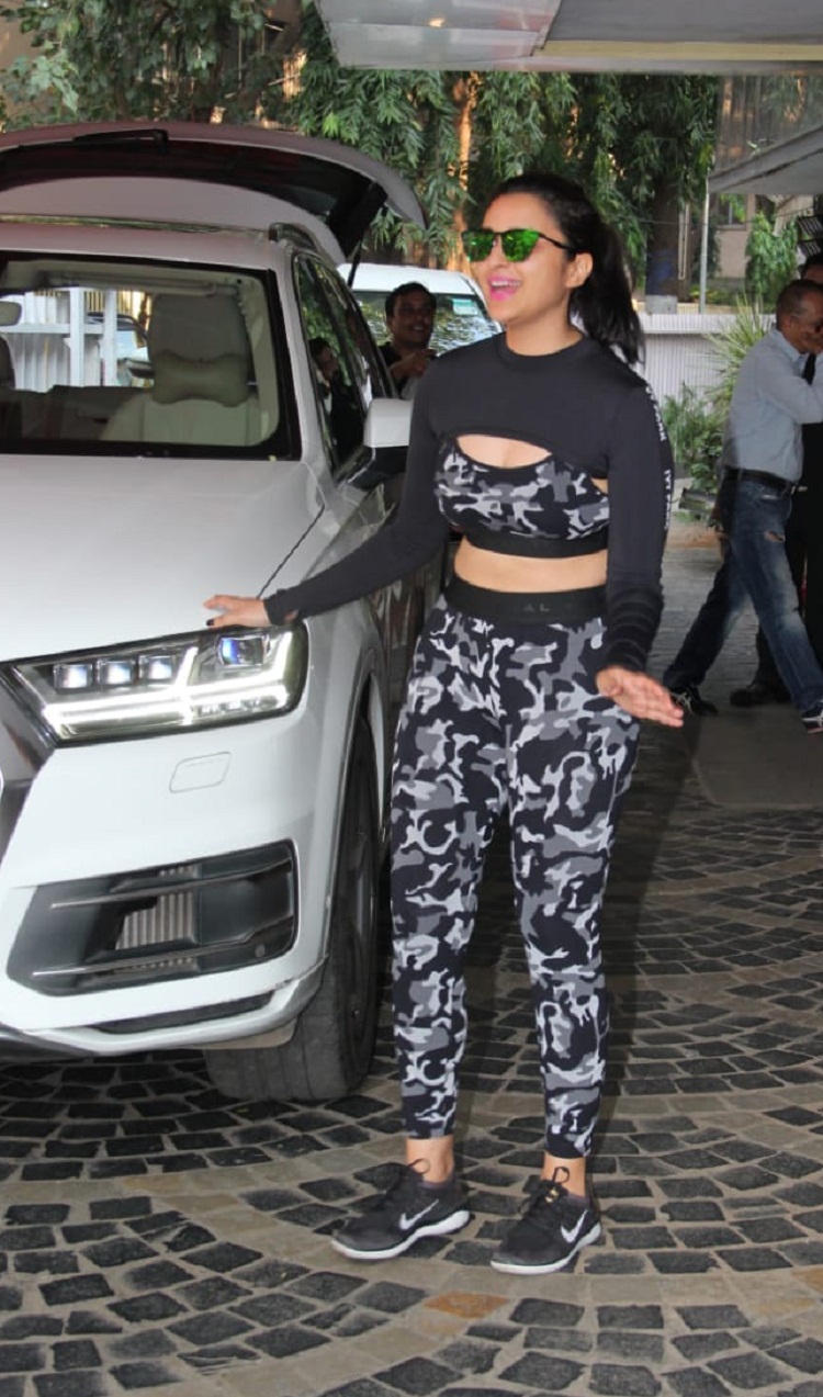 Bollywood Tadka,parineeti chopra image, parineeti chopra photo, parineeti chopra pictures