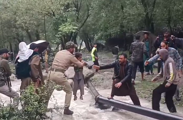 PunjabKesari, Ganderbal Police Rescued Families