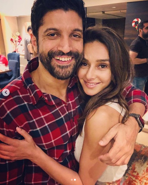 Bollywood Tadka, फरहान अख्तर इमेज, शिबानी दांडेकर इमेज, रोमांटिक अंदाज इमेज, इंस्टाग्राम इमेज, गर्लफ्रेंड इमेज, पूल इमेज,