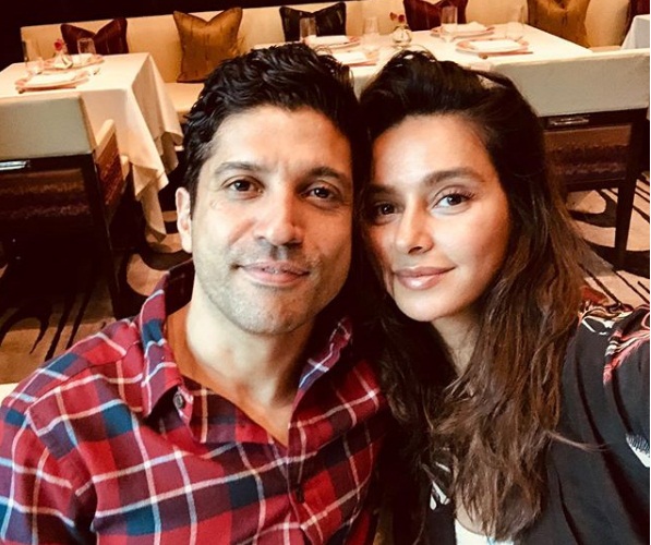 Bollywood Tadka, फरहान अख्तर इमेज, शिबानी दांडेकर इमेज, रोमांटिक अंदाज इमेज, इंस्टाग्राम इमेज, गर्लफ्रेंड इमेज, पूल इमेज,