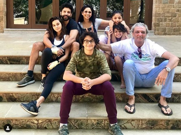 Bollywood Tadka, फरहान अख्तर इमेज, शिबानी दांडेकर इमेज, रोमांटिक अंदाज इमेज, इंस्टाग्राम इमेज, गर्लफ्रेंड इमेज, पूल इमेज,
