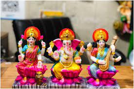 PunjabKesari God and goddess idol at office desk