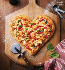 PunjabKesari, Heart shaped pizza image