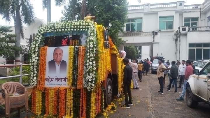 मुलायम सिंह का अंतिम संस्कार आज: सैफई में श्रद्धांजलि देने वालों का जमावड़ा,  अंतिम दर्शन के लिए मेला ग्राउंड ले जाए गए नेता जी - mulayam singh s ...