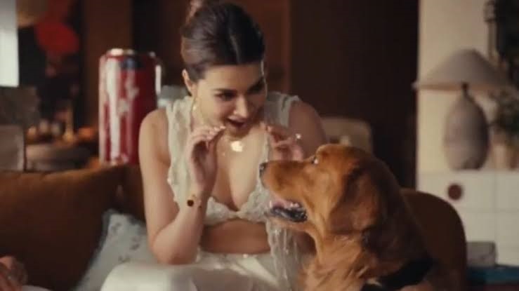 Kriti Sanon Raksha Bandhan Ad: राखी बांधने के विज्ञापन में कुत्ता दिखाना पड़ा भारी, कृति सेनन पर भड़के काशी के विद्वान 4 11 46 567463488kriti sanon raksha bandhan ad 3