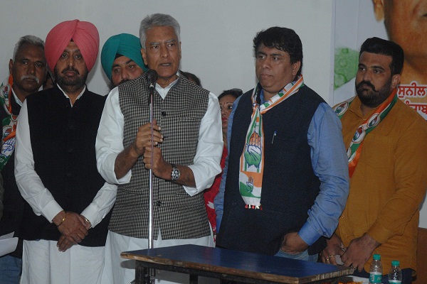 PunjabKesari, Amarinder accused of playing double game