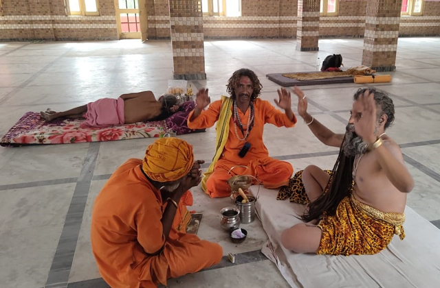 PunjabKesari, Sadhus arriving in Jammu for Amarnath Yatra